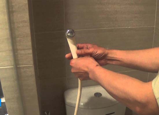 Nguyên nhân và cách khắc phục vòi xịt vệ sinh bị rò rỉ nước tại nhà