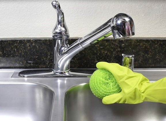 Cách vệ sinh thông minh giúp bồn rửa bát nhà bạn luôn sáng bóng